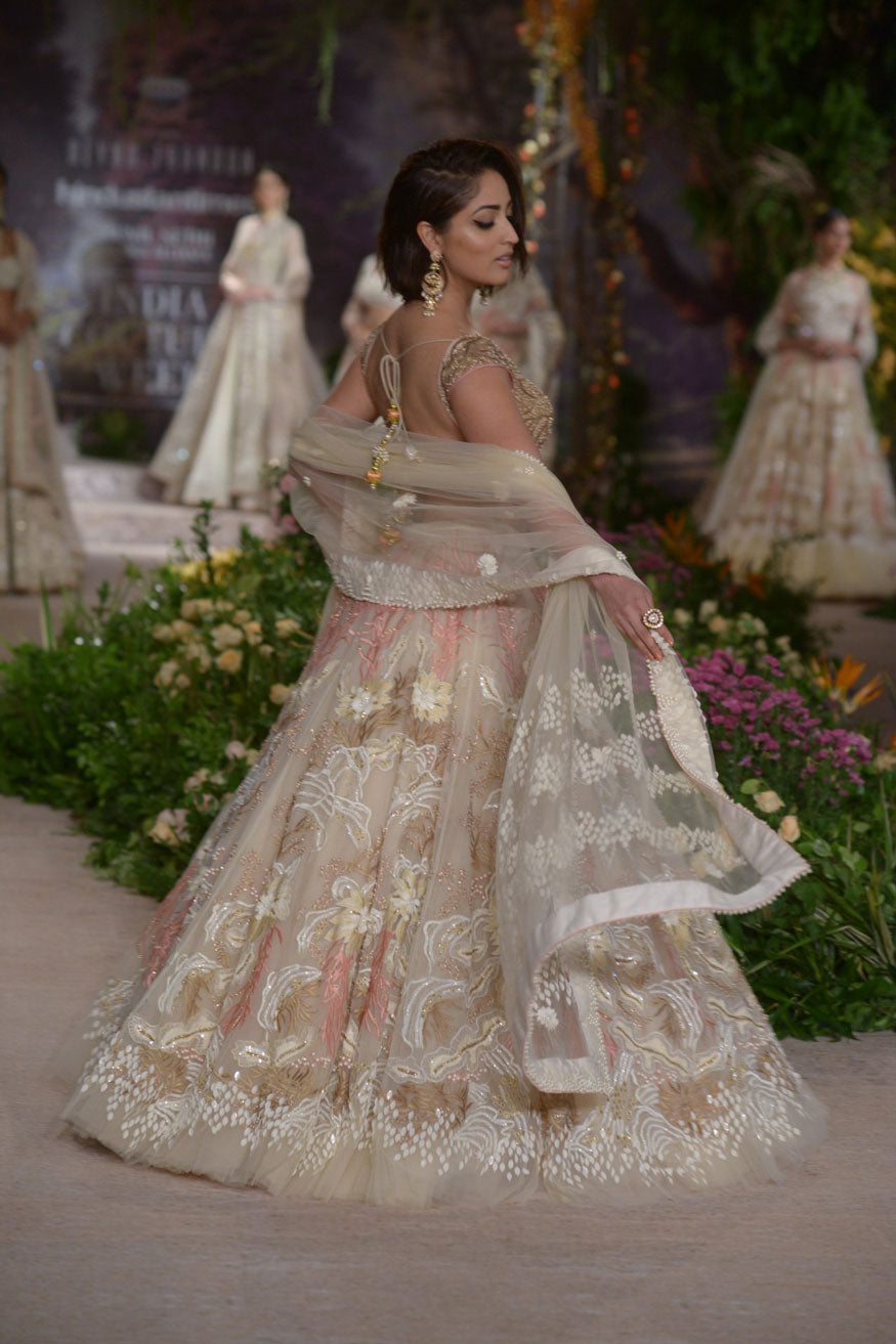 Yami-Gautam-in-Reynu-Tandon's-Bridal-Lehenga-at-India-Couture-Fashion-Week-2018
