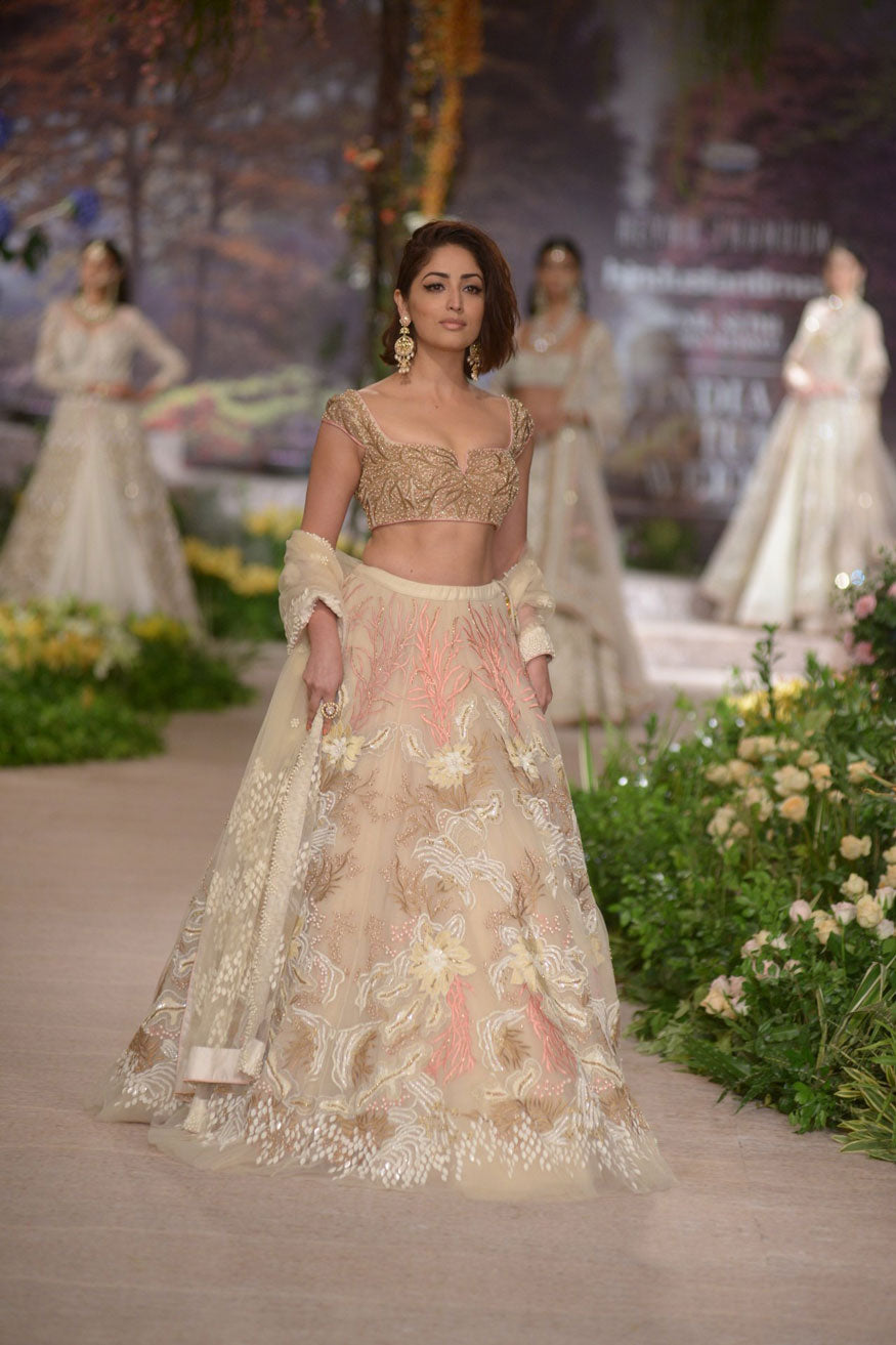 Yami-Gautam-in-Reynu-Tandon's-Bridal-Lehenga-at-India-Couture-Fashion-Week-2018