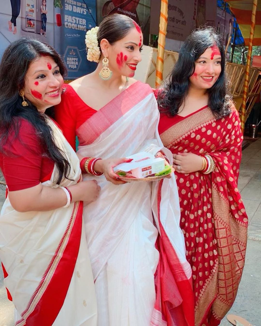 Bipasha Basu in Red And White Saree | Red and White Sari | Red and ...