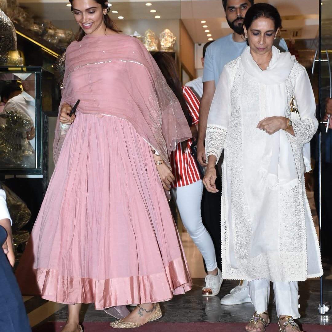 Deepika-Padukone-in-Good-Earth's-Pink-Aarkali-Kurta