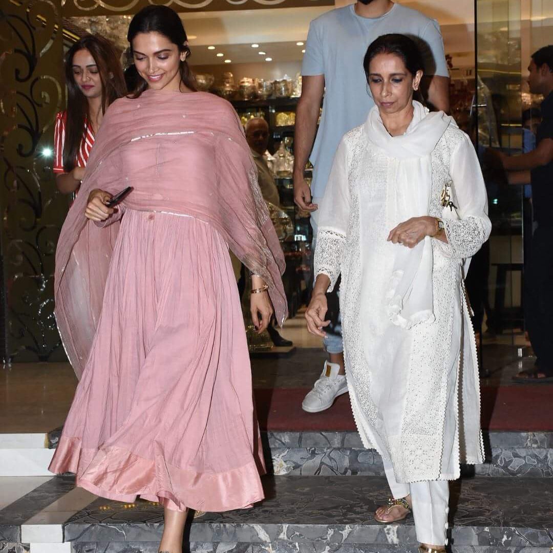 Deepika-Padukone-in-Good-Earth's-Pink-Aarkali-Kurta