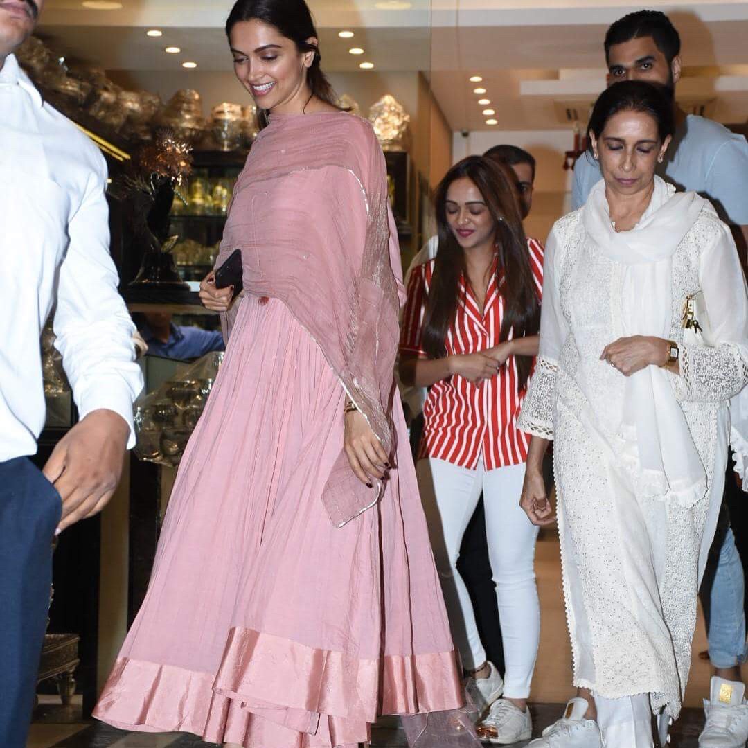 Deepika-Padukone-in-Good-Earth's-Pink-Aarkali-Kurta