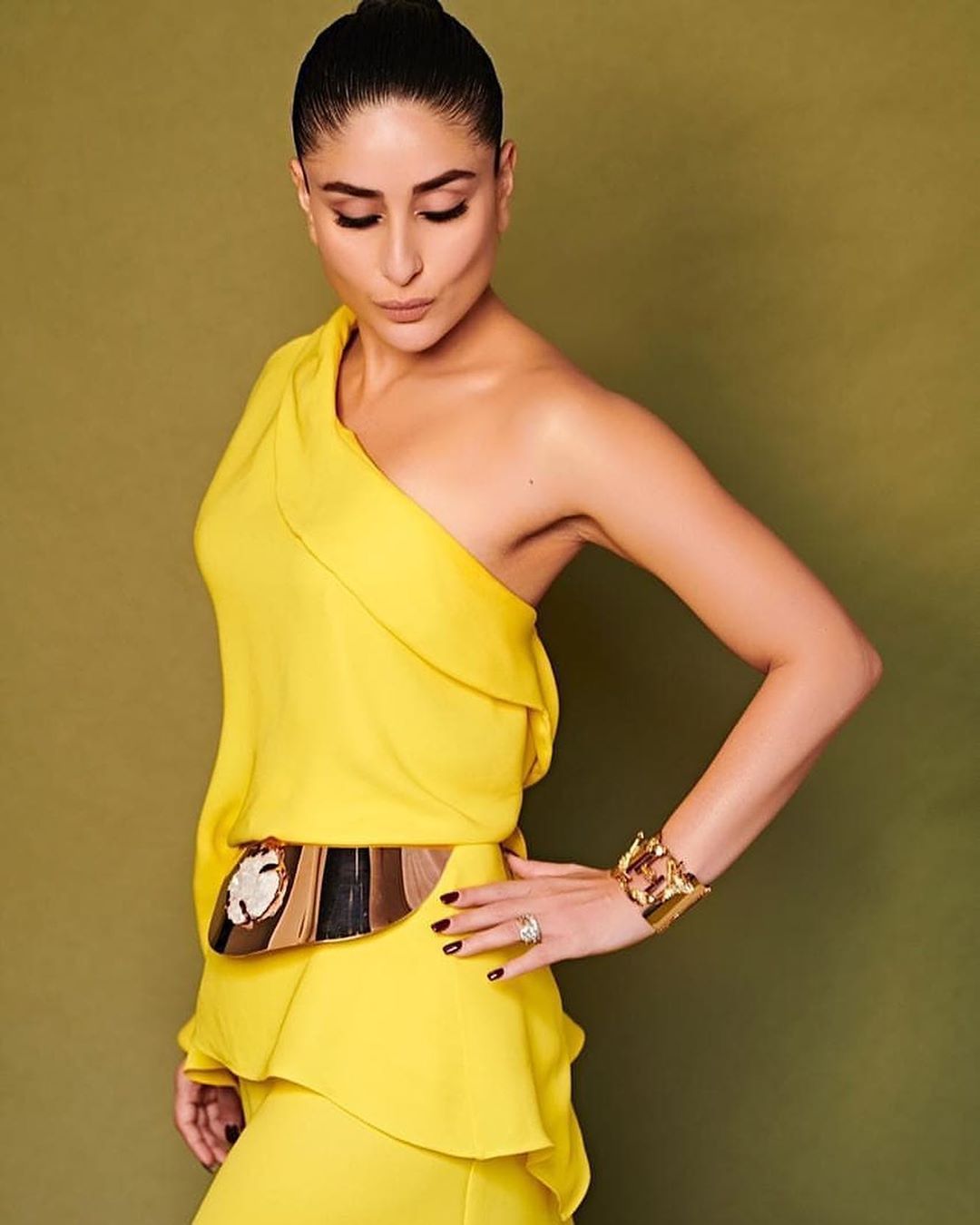 Kareena Kapoor Khan make a fashion blunder with this thigh-high slit gown