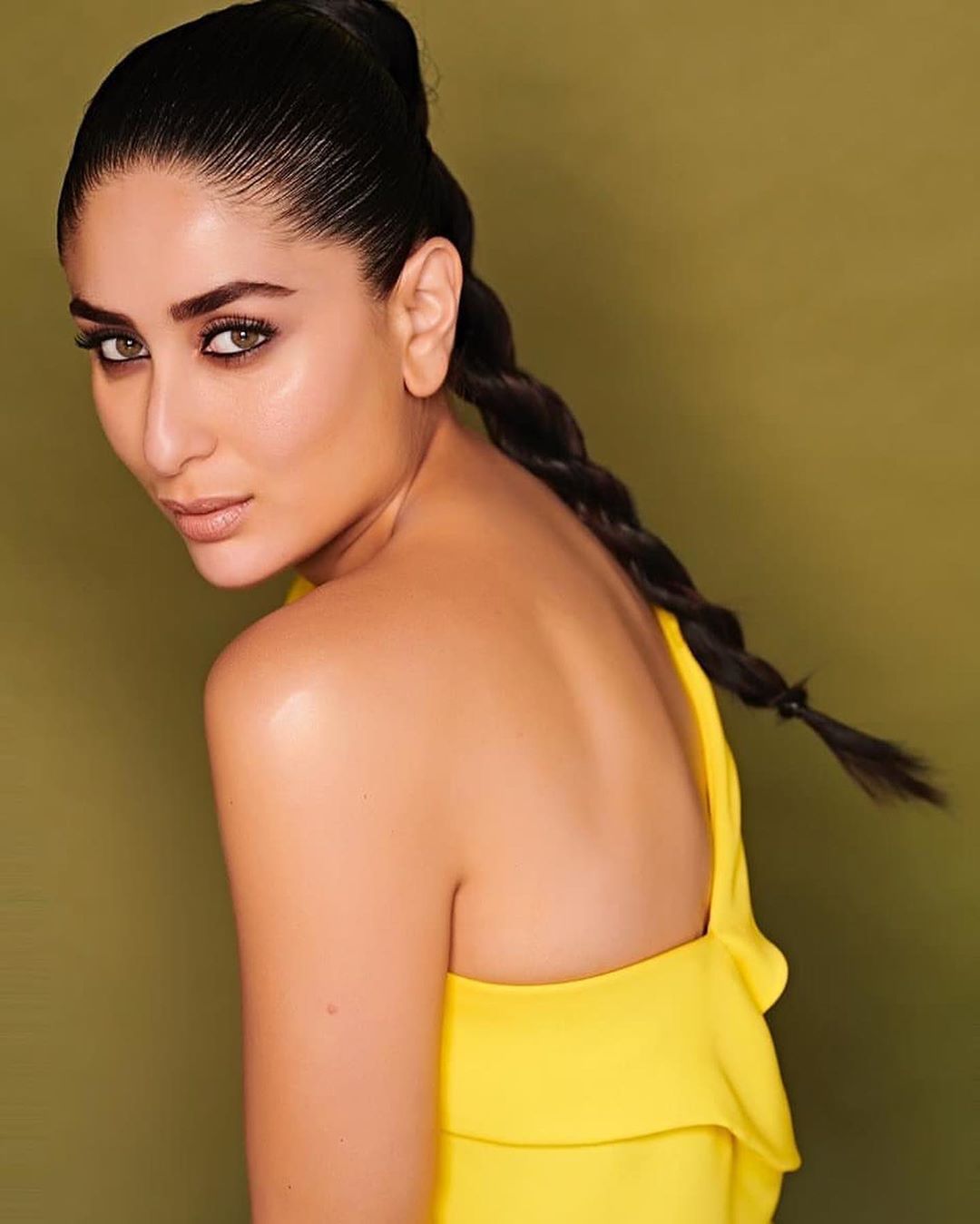 Kareena Kapoor Khan make a fashion blunder with this thigh-high slit gown