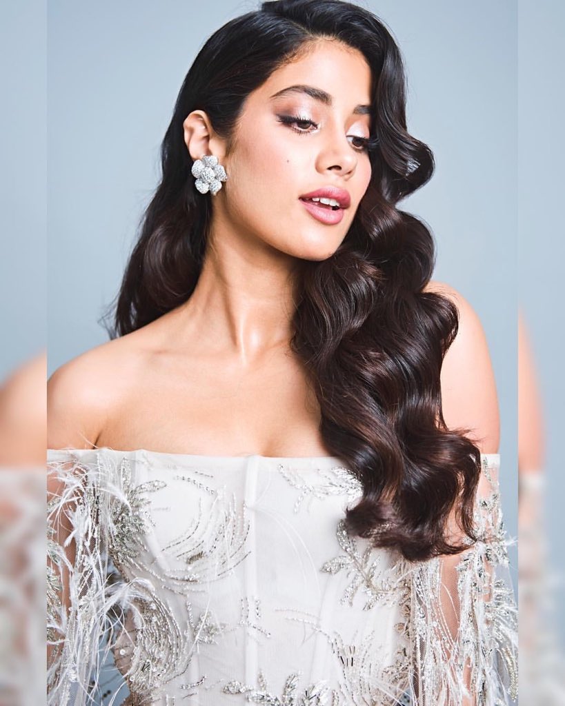 Janhvi-Kapoor-in-Ralph-and-Russo's-Designer-Gown-at-Vogue-Beauty-Awards-2018
