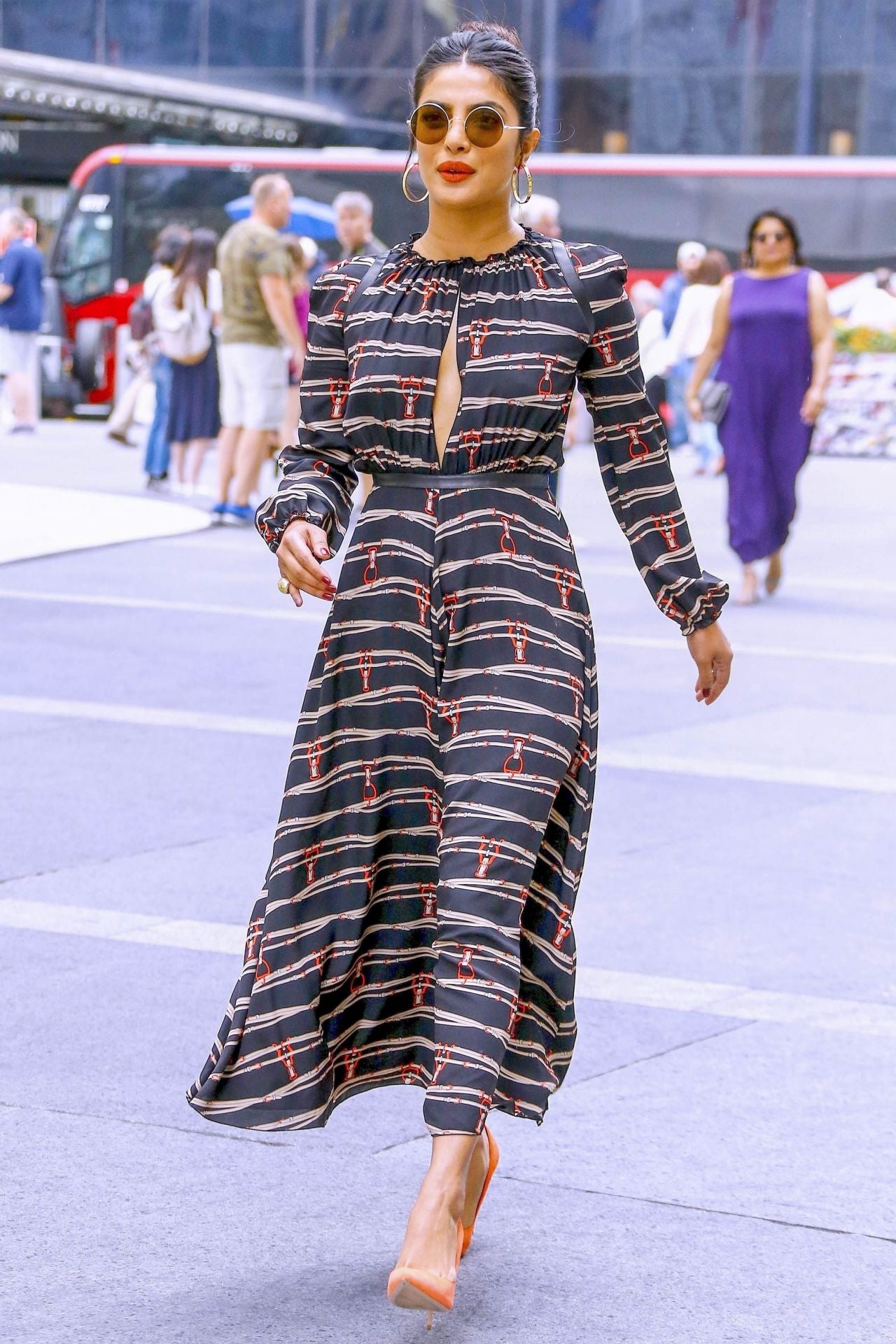 Priyanka Chopra’s Longchamp Dress is a Perfect for Romantic Date – Lady ...