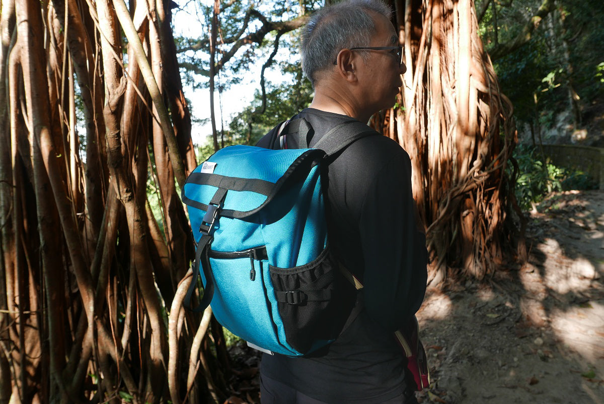 Road Runner Bags Slacker Bag being displayed in the deep jungle of Hong Kong. The teal color shines through out the image.