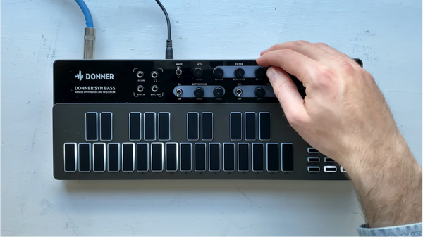 Donner B1 pitch control synth