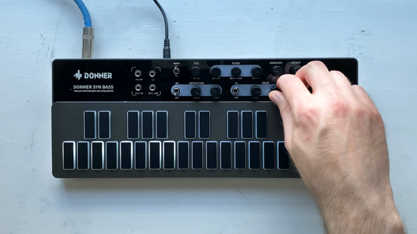 Delay on analog synthesizer Donner B1