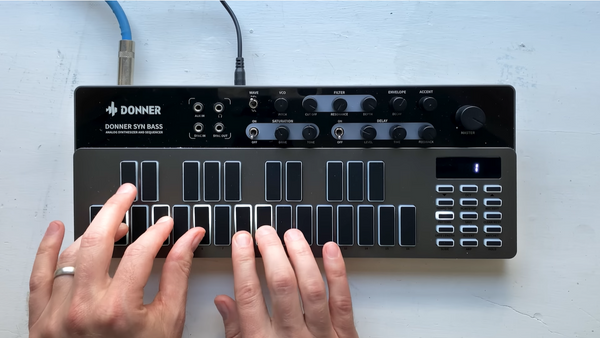 pattern on bass synth Donner B1