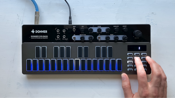 sequence on bass synth Donner B1