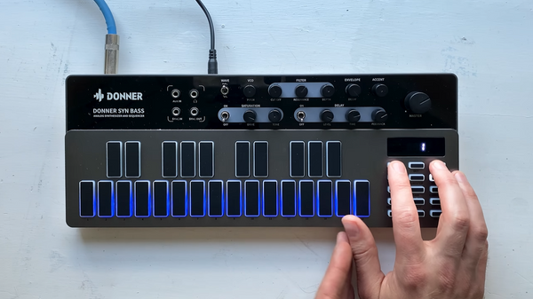 303 clone synth Donner B1
