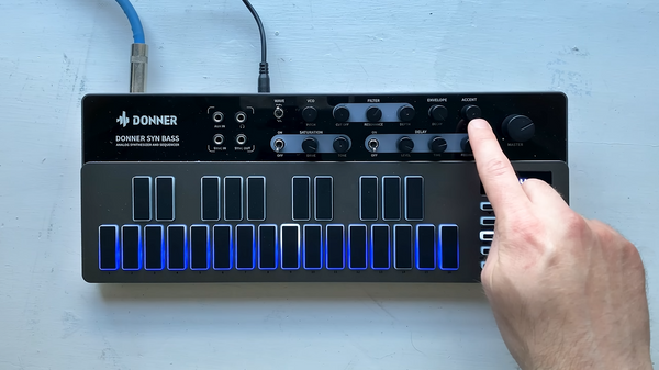 accent on synth Donner B1