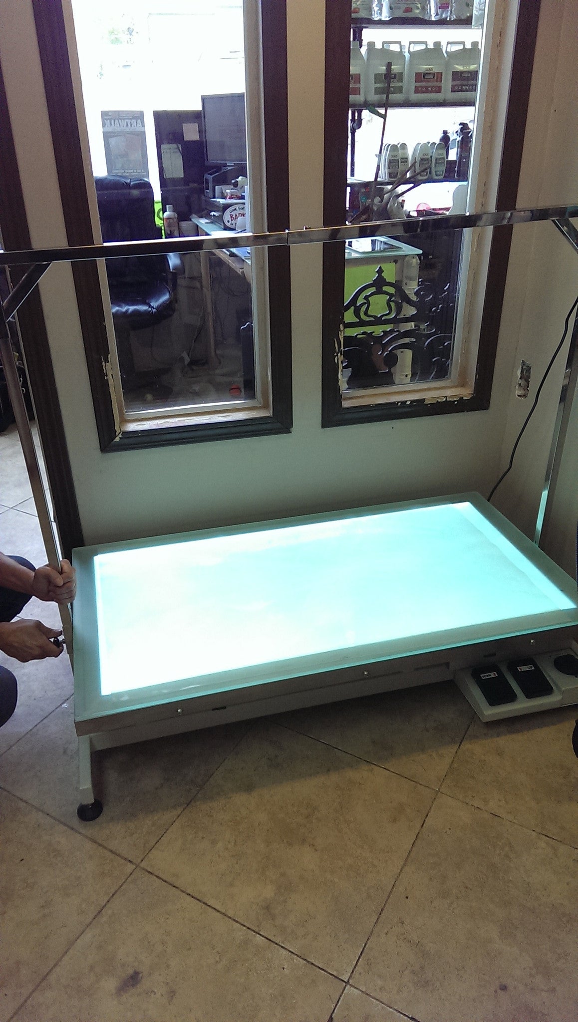 led light table only lit in one corner