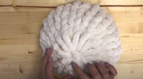 diy hand knitted round pillow tutorial