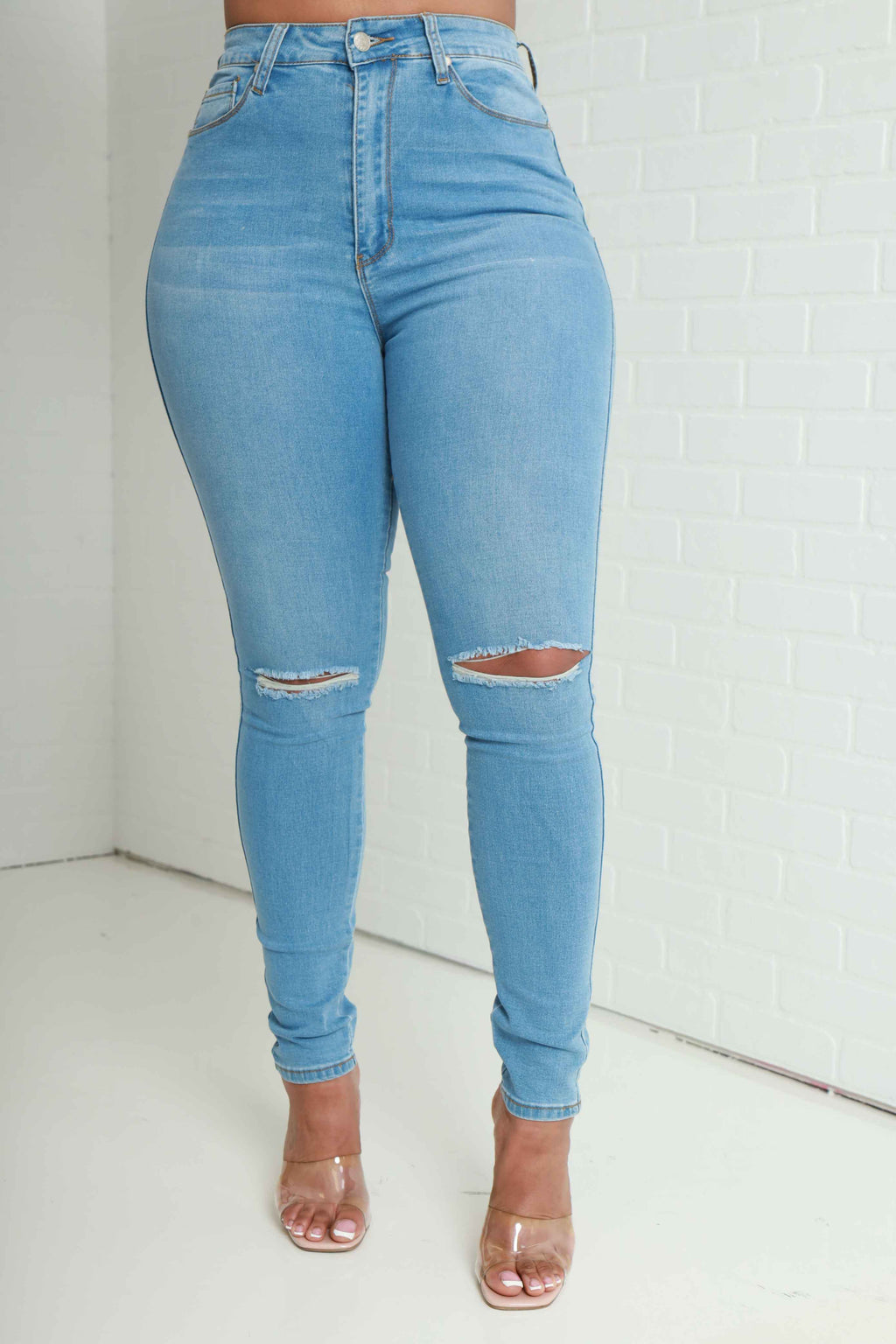 Not Telling You Hourglass Ripped Knee Skinny Jeans - Light Wash - grundigemergencyradio