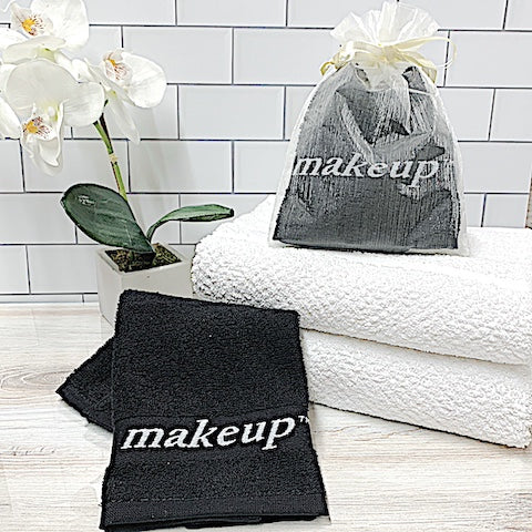 Véritables débarbouillettes de maquillage en coton noir turc dans des sacs-cadeaux en organza | GuestOutfitters.com