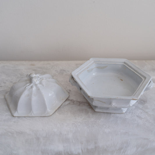 https://cdn.shopify.com/s/files/1/1394/1341/files/Jacks_Antiques_Vintage_Hexagonal_Serving_Dish_4.jpg?v=1692383576&width=533