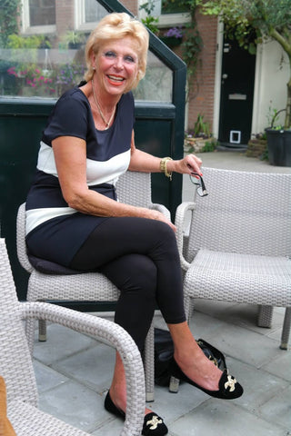 How to Wear Leggings Over 40