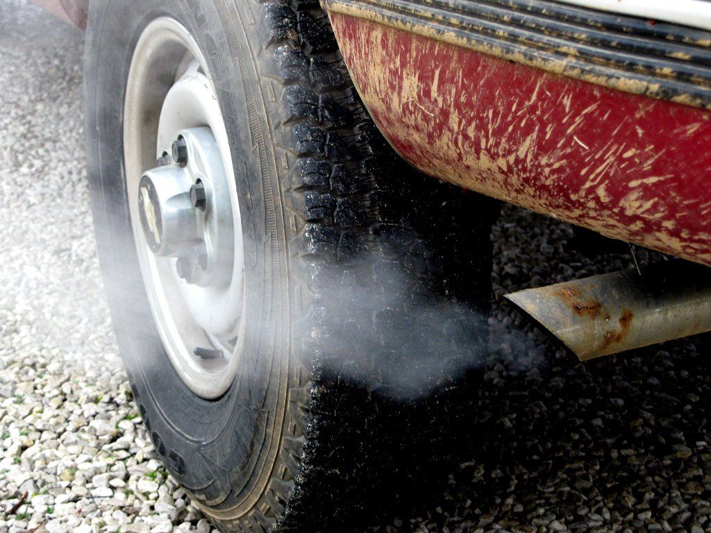 What your Car Exhaust Smoke is Telling You – KevianClean