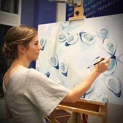 Virginia Beach Artist Stephie Jones paints live oyster painting at Virginia Aquarium Commotion in the Ocean Gala