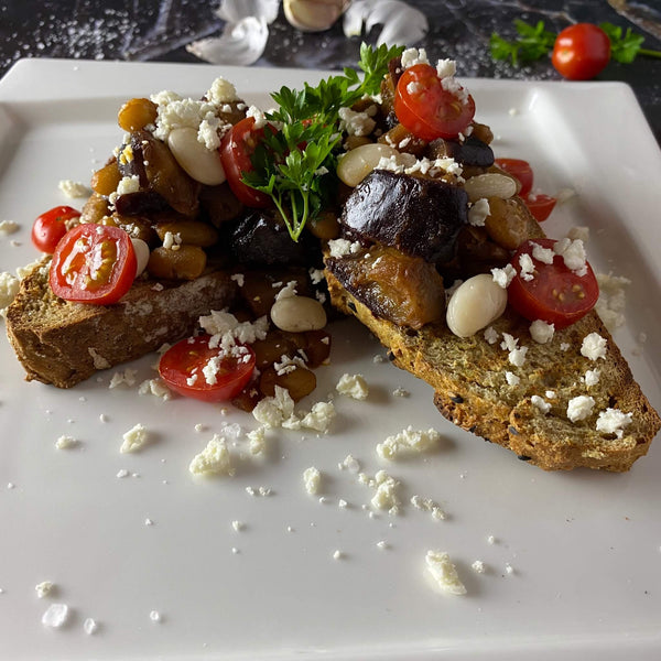 Gegrild sodabrood, aubergine en witte been met granaatappelmelasse