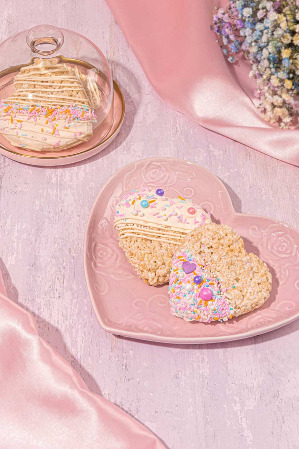 https://cdn.shopify.com/s/files/1/1399/2331/products/jumbo-heart-cakesicle-mold-incrementing-number-fancy-sprinkles-847735_590x.jpg?v=1672367611