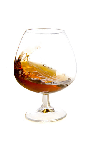 Snifter: Con un cuenco grande y una abertura estrecha, el snifter es perfecto para disfrutar de los aromas y sabores complejos de los hidromeles y cervezas envejecidas. Su diseño permite un calentamiento suave, liberando capas de profundidad en la bebida.