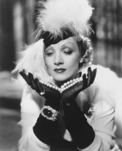 Marlene Dietrich en Desire (1936), con una pulsera de cabujón de esmeraldas