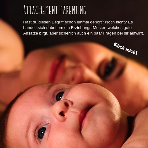 Mutter und Baby liegen Kopf an Kopf