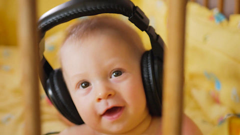 Baby mit Kopfhörer an Silvester