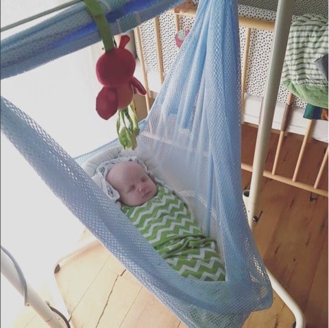 gepucktes Baby in swing2sleep