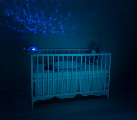 Baby liegt Nachts im Kinderbett