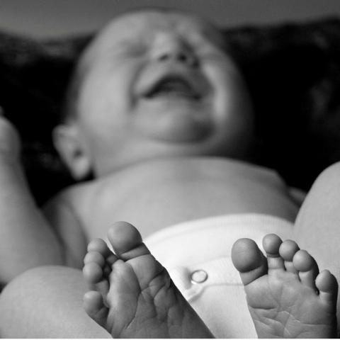 Baby schreit schwarz-weiß Foto