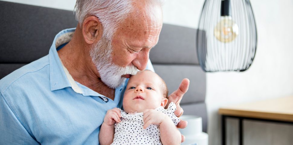 Großeltern und Enkelkinder - so könnt ihr das Baby beruhigen