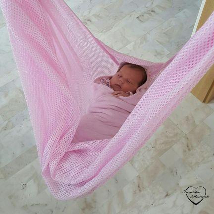 gepucktes Baby schläft in der swing2sleep Federwiege