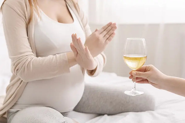 Schwangere Frau Glas Weinglas Alkohol