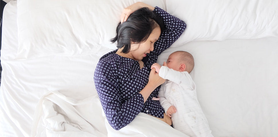 Mutter und Baby liegen im Bett