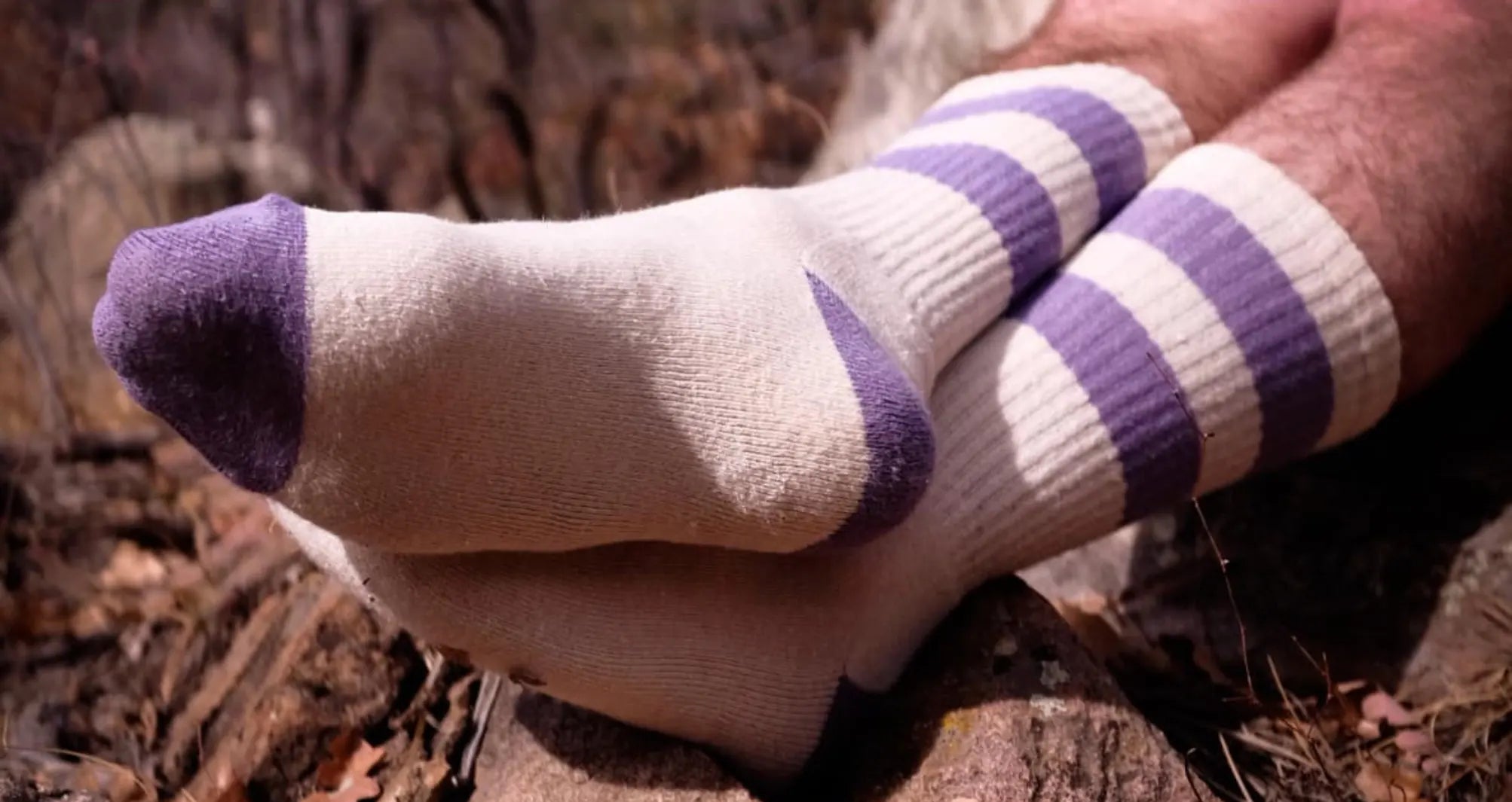 A man wearing a purple socks.