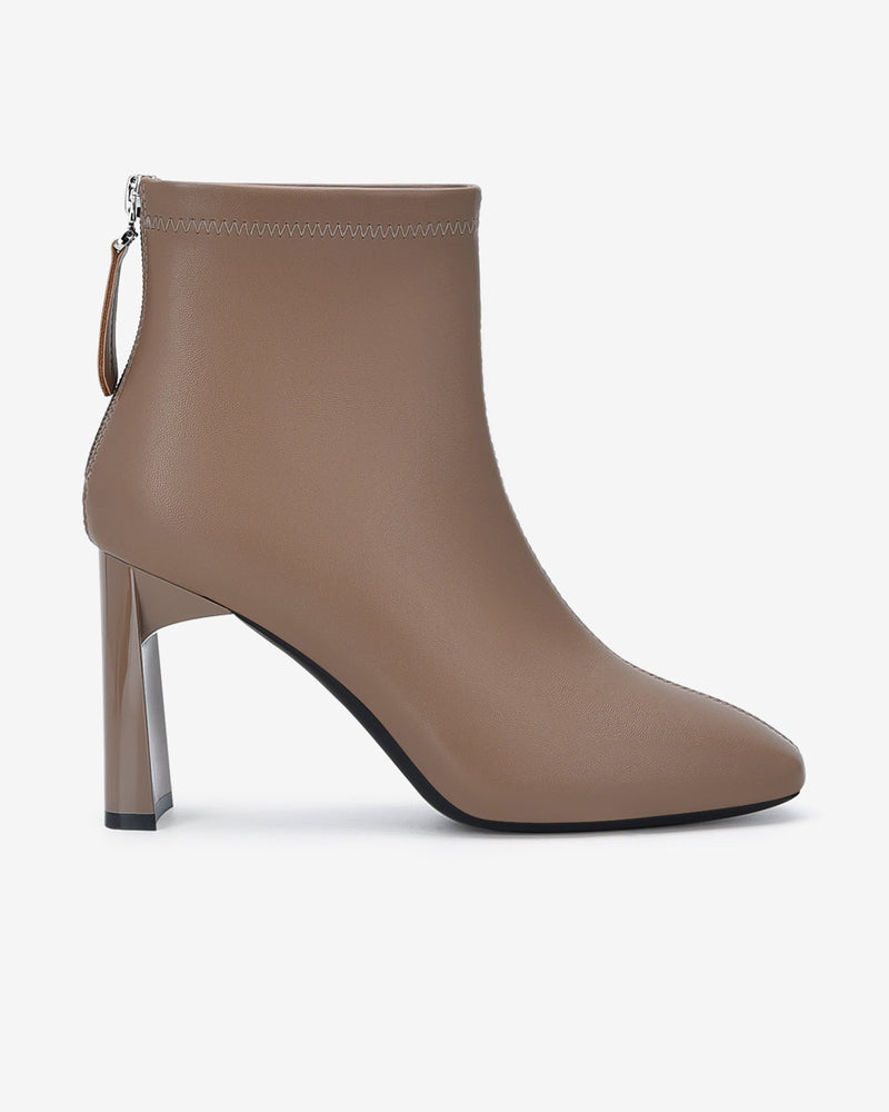 Giày boot nữ Zucia: Chọn giày boot nữ từ Zucia để có những bước đi đầy phong cách và thanh lịch. Với chất liệu cao cấp và thiết kế đơn giản nhưng thu hút, đôi giày boot này sẽ làm cho bạn tự tin và cuốn hút.