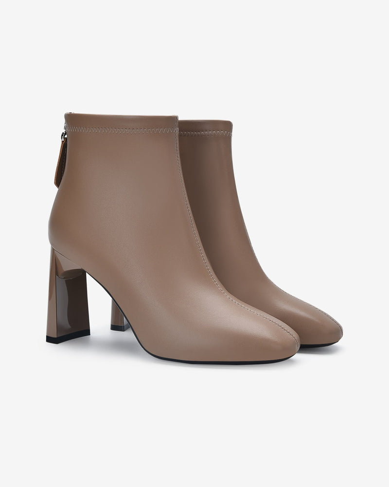 Giày Boot Nữ Zucia được yêu thích bởi thiết kế thông minh và chất liệu đẳng cấp. Chúng mang lại sự nhẹ nhàng, thoải mái cho đôi chân của bạn. Tất cả đều được thiết kế cho phụ nữ hiện đại, sành điệu. Hãy đến với hình ảnh của chúng tôi và cảm nhận ngay sự độc đáo của Giày Boot Nữ Zucia.