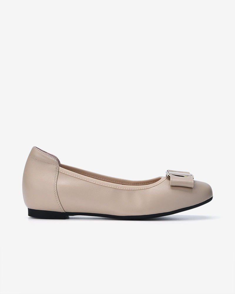 Được thiết kế đầy dịu dàng và thanh lịch, đôi giày búp bê Hebe sẽ khiến bạn trông thật nữ tính và tinh tế. Điểm nhấn của đôi giày này là sự kết hợp độc đáo giữa chất liệu da và ren, mang đến cho bạn phong cách thời trang độc đáo.