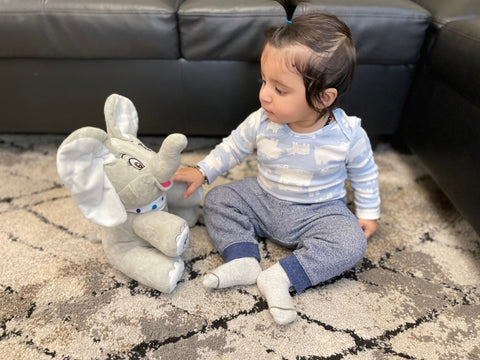 Child playing with Hindi LingoPhant