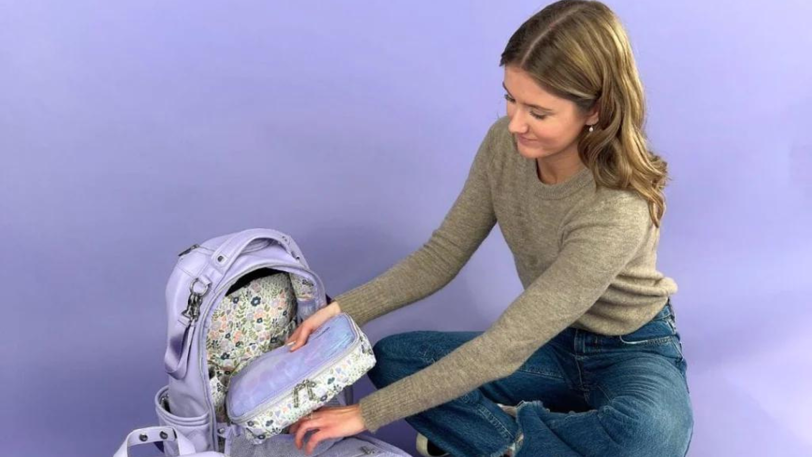 https://cdn.shopify.com/s/files/1/1405/7294/files/Woman_with_her_baby_essentials_bag.png?v=1697838159