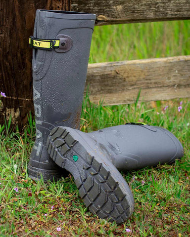 Ariat Womens Kelmarsh Wellington Boots in navy on a grassy background