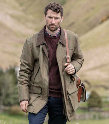 Man wearing Hoggs of Fife Kinloch Technical Tweed Field Coat with field background