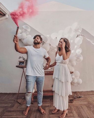 Featured image of post Pinterest Gender Reveal Photoshoot Ideas / Sharing fun behind the scenes of a maternity photo session where i share great tips how to create this look with colorful smoke grenades.