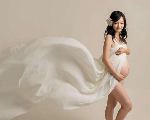 best maternity photo ideas: chiffon wrap