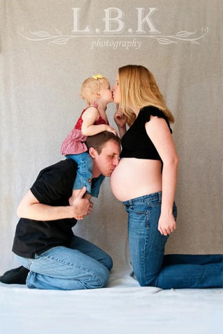 best maternity photo ideas: family kiss