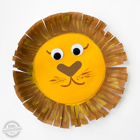 A lion face made out of a paper plate.